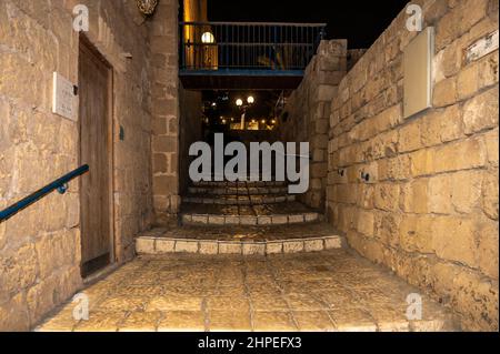 Israel, Tel Aviv, 13. November 2021: Altstadt mit engen Gassen in Tel Aviv Jaffa.. Stockfoto