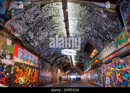 Leake Street Tunnel in London, Großbritannien, mit Graffiti verziert Stockfoto