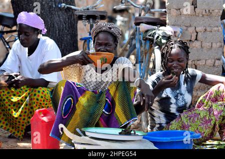 Burkinische Frauen auf einem lokalen Wochenmarkt im Zentrum von Burkina Faso. Stockfoto