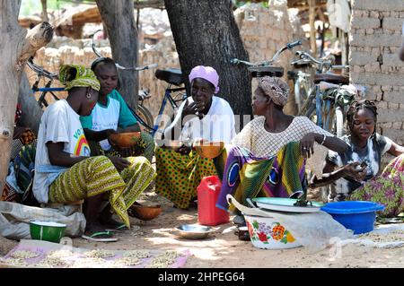 Burkinische Frauen auf einem lokalen Wochenmarkt im Zentrum von Burkina Faso. Stockfoto