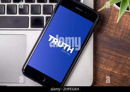 Antalya, Türkei - 21. Februar 2022: Donald Trump Social Media App Truth Social Logo auf dem Smartphone Stockfoto