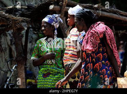 Burkinische Frauen auf einem lokalen Markt im Zentrum von Burkina Faso. Stockfoto