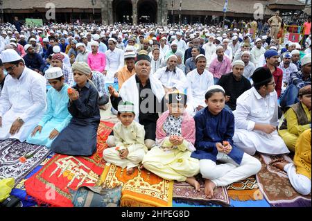 Mumbai Bandra Maharashtra Indien April 2019 : Fest der indischen Muslime beten während der Feier von Eid al-Fitr; das Fest des Opfers. Stockfoto