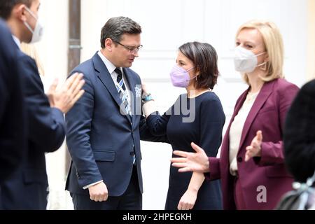 München, Deutschland. 19th. Februar 2022. Dmytro Kuleba, ukrainische Außenministerin, und Annalena Baerbock. Quelle: Tobias Hase/dpa/Alamy Live News Stockfoto