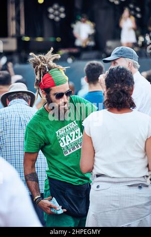 Montreal, Kanada - Juni, 2018: Der junge kanadische Getränkeverkäufer in der Menge verkauft Getränke beim Montreal Jazz Festival in Quebec, Kanada. Stockfoto