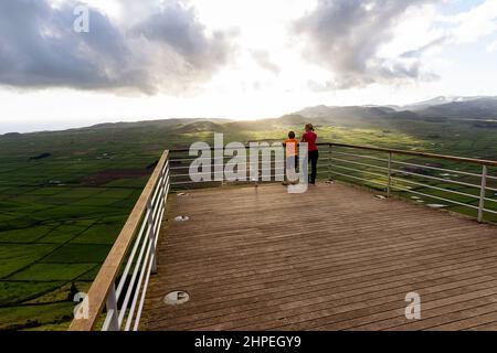 Mutter und Sohn mit Blick auf die weite Ebene, Panoramablick vom Miradouro da Serra do Cume auf der Terceira-Insel, Azoren-Archipel, Portugal Stockfoto