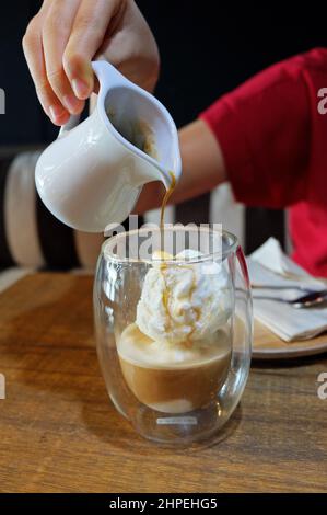 Nahaufnahme Affogato, Espresso-Kaffee-Schuss auf Vanille-Eislöffel gegossen Stockfoto