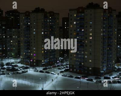 St. Petersburg verschneite Stadt in der Nacht im Winter, Lichter sind in den Fenstern an, einsame Passanten eilen nach Hause Stockfoto