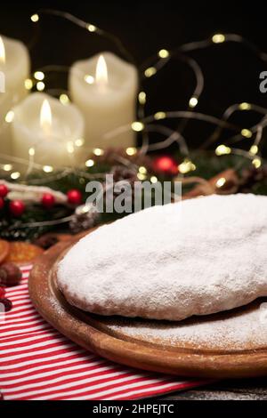Traditioneller Christmass-Stollenkuchen mit Marzipan und Trockenfrüchten auf rustikalem Hintergrund Stockfoto