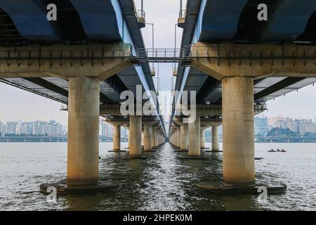 Unter der Mapo-Brücke am Han-Fluss in der koreanischen Hauptstadt Seoul. Entlang des Han-Flusses Wanderwege Menschen entspannen und sogar Camping auf dem Fluss BA Stockfoto
