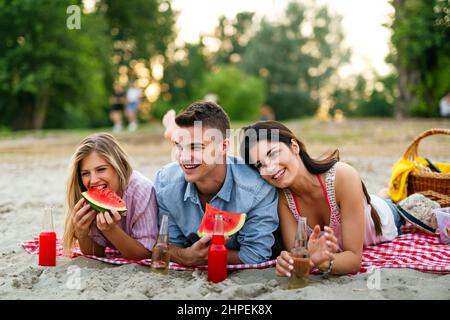 Eine Gruppe junger Freunde, die Spaß am Strand auf der Ferienparty haben. Menschen Glück Konzept Stockfoto