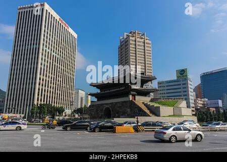 Seoul, Südkorea - 26. Juli 2020 - das Paldalmun-Tor ist das südliche Tor der Festung Hwaseong. Das Tor hat einen Eingang breit genug, um den des Königs zu lassen Stockfoto