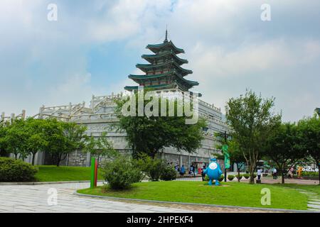 Seoul, Südkorea - 25. Juli 2020: Gyeongbokgung Palast im Herzen der koreanischen Metropole. Koreanisch-asiatische Architektur. Der wichtigste königliche Palast von Th Stockfoto