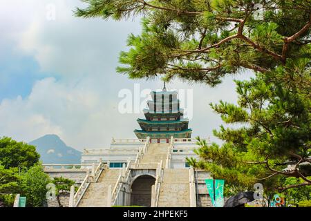 Seoul, Südkorea - 25. Juli 2020: Gyeongbokgung Palast im Herzen der koreanischen Metropole. Koreanisch-asiatische Architektur. Der wichtigste königliche Palast von Th Stockfoto