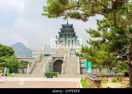 Seoul, Südkorea - 25. Juli 2020: Gyeongbokgung Palast im Herzen der koreanischen Metropole. Koreanisch-asiatische Architektur. Der wichtigste königliche Palast von Th Stockfoto