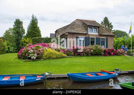 GIETHOORN, NIEDERLANDE - AUGUST 01 2017: Typisches Haus in Giethoorn. Die schönen Häuser und Gartenstadt ist bekannt als "Venedig des Nordens". Stockfoto