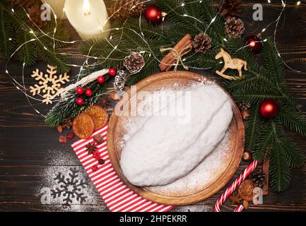 Traditioneller Christmass-Stollenkuchen mit Marzipan und Trockenfrüchten auf rustikalem Hintergrund Stockfoto