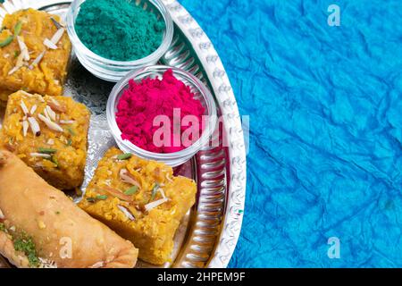 Exotischer Indischer Mawa Gujia Und Sindhi Mithai Sev Badam Halwa Burfi Barfee Oder Barfi Serviert Mit Rotem Und Grünem Gulal Holi Farbpulver Stockfoto