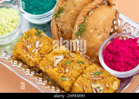 Exotischer Indischer Mawa Gujia Und Sindhi Mithai Sev Badam Halwa Burfi Barfee Oder Barfi Serviert Mit Rotem Und Grünem Gulal Holi Farbpulver Stockfoto