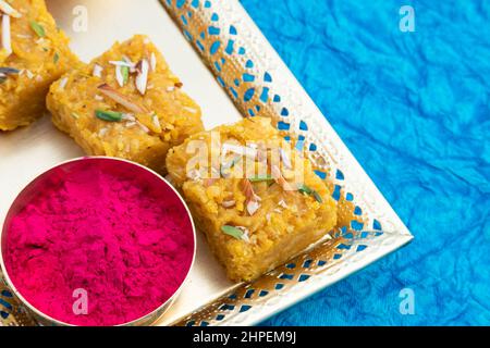 Exotischer Indischer Sindhi Mithai Sev Badam Halwa Burfi Barfee Oder Barfi Serviert Mit Red Gulal Holi Colour Powder Stockfoto