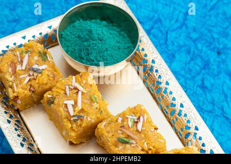 Exotischer Indischer Sindhi Mithai Sev Badam Halwa Burfi Barfee Oder Barfi Serviert Mit Green Gulal Holi Colour Powder Stockfoto