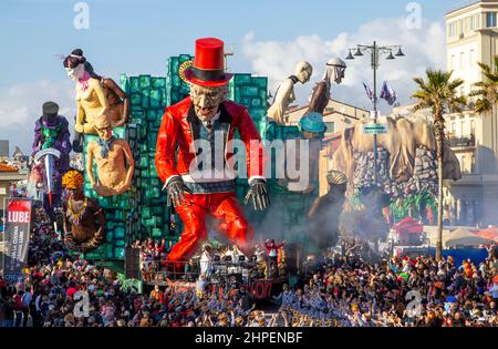 Viareggio, Toskana, Italien. 20th. Februar 2022. Erste Kategorie allegorischer Float: ''Manipulation''-Baumeister Roberto Vannucci (Bild: © Federico Neri/Pacific Press via ZUMA Press Wire) Stockfoto