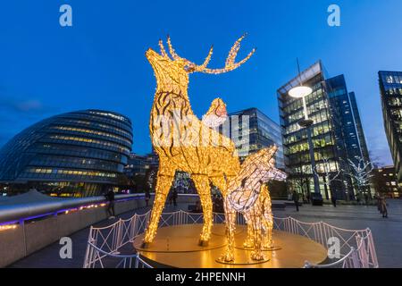England, London, Southwark, Mehr London Riverside Complex, Weihnachtslichter mit einem Rentier Stockfoto