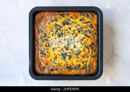 Quiche Vegetarische Spinatkuchen oder Torte in Backblech. Frisch Gebacken. Bereit zum Essen. Stockfoto