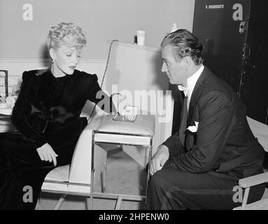 JOHN WAYNE und MARLENE DIETRICH in PITTSBURGH (1942), Regie LEWIS SEILER. Kredit: UNIVERSALBILDER / Album Stockfoto