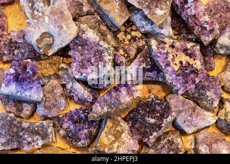 Brasilianischer Amethyst Halbedelsteine, violette und violette Quarzsorte, hartes, kristallines Mineral. Stockfoto