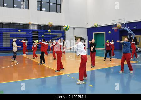 Peking, China. 21st. Februar 2022. Studenten spielen Volleyball in der angeschlossenen High School der Universität Peking in Peking, der Hauptstadt Chinas, 21. Februar 2022. Grund- und Sekundarschulen in Peking haben am Montag das neue Semester begonnen. Quelle: Ren Chao/Xinhua/Alamy Live News Stockfoto