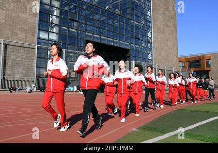 Peking, China. 21st. Februar 2022. Studenten laufen auf dem Campus der angeschlossenen High School der Universität Peking in Peking, der Hauptstadt Chinas, am 21. Februar 2022. Grund- und Sekundarschulen in Peking haben am Montag das neue Semester begonnen. Quelle: Ren Chao/Xinhua/Alamy Live News Stockfoto