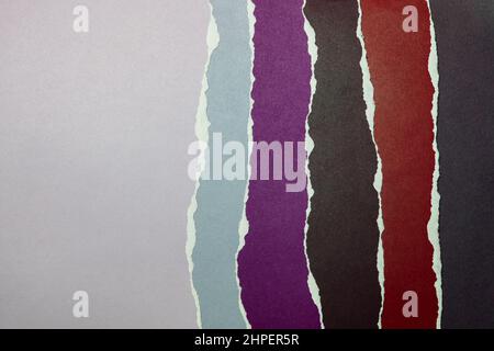 Papierriss, zerrissene Papierkante, abgerissene Kante, isoliertes Papier weiß auf schwarz, Papierecke mit Platz für Kopie Stockfoto