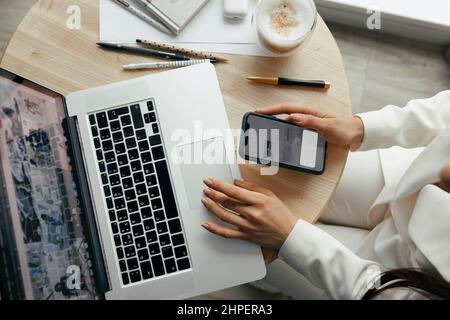 Frau, die am Laptop arbeitet, reicht die Hände aus nächster Nähe. Nahaufnahme einer weiblichen Hand, die mit dem Tippen auf einem Laptop beschäftigt ist. Stockfoto