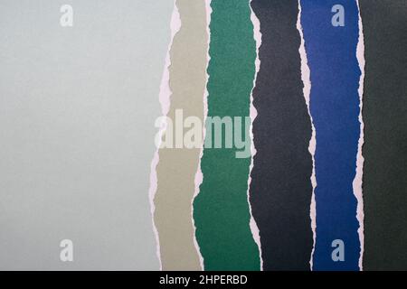 Papierriss, zerrissene Papierkante, abgerissene Kante, isoliertes Papier weiß auf schwarz, Papierecke mit Platz für Kopie Stockfoto