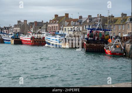 Fischerhafen Barfleur im französischen Departement La Manche in der Normandie mit Trawlern am Kai Stockfoto