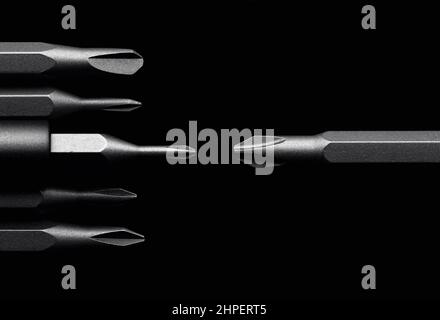 Schraubenzieher tippt verschiedene Formen und Größen aus der Nähe. Manueller Mini-Schraubendreher aus Metall und Satz der austauschbaren Bits. Präzisions-Schraubendrehersatz. St Stockfoto