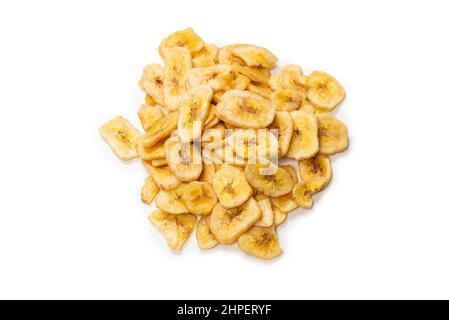 Bananenchips isoliert auf weißem Hintergrund. Dehydrierte Bananenscheiben. Stockfoto