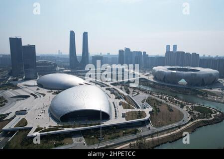 Hangzhou, Hangzhou, China. 21st. Februar 2022. Am 21. Februar 2022 wurde das Hangzhou Olympic Sports Center, der Hauptveranstaltungsort der Asienspiele 2022, aus der Vogelperspektive betrachtet.das Hangzhou Olympic Sports Center, auch als „Hangzhou Olympic Sports Center“ bezeichnet, Befindet sich am Südufer des Qiantang River in Hangzhou City und dem Kerngebiet der Hangzhou Olympic Sports Expo City. Das Sportzentrum besteht hauptsächlich aus Stadion (großer Lotus), Gymnasium/Natatorium (huadie), Tenniszentrum (kleiner Lotus), umfassender Trainingshalle (Yucong), usw. Es kann Welt- und interkontinentale umfassende Sportspiele abhalten. (C Stockfoto