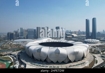 Hangzhou, Hangzhou, China. 21st. Februar 2022. Am 21. Februar 2022 wurde das Hangzhou Olympic Sports Center, der Hauptveranstaltungsort der Asienspiele 2022, aus der Vogelperspektive betrachtet.das Hangzhou Olympic Sports Center, auch als „Hangzhou Olympic Sports Center“ bezeichnet, Befindet sich am Südufer des Qiantang River in Hangzhou City und dem Kerngebiet der Hangzhou Olympic Sports Expo City. Das Sportzentrum besteht hauptsächlich aus Stadion (großer Lotus), Gymnasium/Natatorium (huadie), Tenniszentrum (kleiner Lotus), umfassender Trainingshalle (Yucong), usw. Es kann Welt- und interkontinentale umfassende Sportspiele abhalten. (C Stockfoto