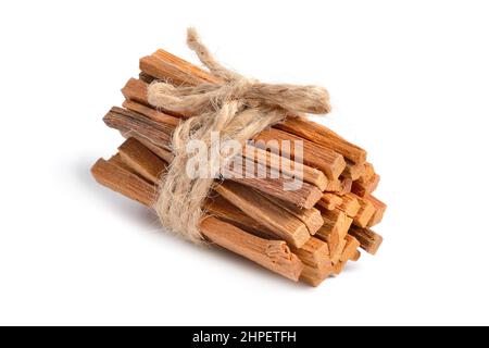 Santalum- oder Santalwood-Sticks. Isoliert auf weißem Untergrund Stockfoto