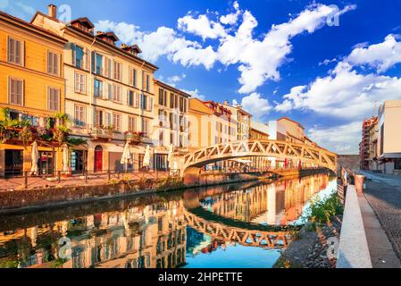 Mailand, Italien. Brücke über den Kanal Naviglio Grande bei Sonnenaufgang in Mailand, Lombardei. Stockfoto