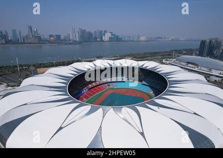 Hangzhou, Hangzhou, China. 21st. Februar 2022. Am 21. Februar 2022 wurde das Hangzhou Olympic Sports Center, der Hauptveranstaltungsort der Asienspiele 2022, aus der Vogelperspektive betrachtet.das Hangzhou Olympic Sports Center, auch als „Hangzhou Olympic Sports Center“ bezeichnet, Befindet sich am Südufer des Qiantang River in Hangzhou City und dem Kerngebiet der Hangzhou Olympic Sports Expo City. Das Sportzentrum besteht hauptsächlich aus Stadion (großer Lotus), Gymnasium/Natatorium (huadie), Tenniszentrum (kleiner Lotus), umfassender Trainingshalle (Yucong), usw. Es kann Welt- und interkontinentale umfassende Sportspiele abhalten. (C Stockfoto