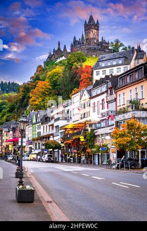 Cochem, Deutschland. Schöner farbiger Sonnenuntergang mit romantischer Mosel, Rheinland-pfälzischer Herbst. Stockfoto