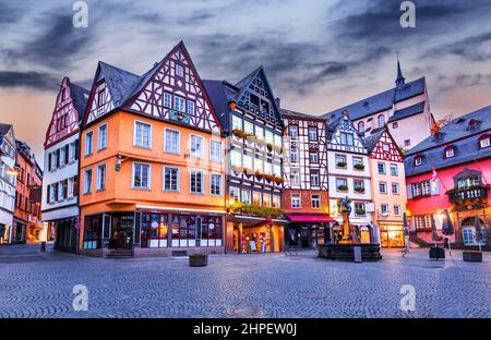 Cochem, Deutschland. Historische romantische Stadt am Moseltal, Rheinland-Pfalz in roten Herbstfarben Stockfoto