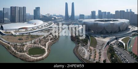 Hangzhou, Hangzhou, China. 21st. Februar 2022. Am 21. Februar 2022 wurde das Hangzhou Olympic Sports Center, der Hauptveranstaltungsort der Asienspiele 2022, aus der Vogelperspektive betrachtet.das Hangzhou Olympic Sports Center, auch als „Hangzhou Olympic Sports Center“ bezeichnet, Befindet sich am Südufer des Qiantang River in Hangzhou City und dem Kerngebiet der Hangzhou Olympic Sports Expo City. Das Sportzentrum besteht hauptsächlich aus Stadion (großer Lotus), Gymnasium/Natatorium (huadie), Tenniszentrum (kleiner Lotus), umfassender Trainingshalle (Yucong), usw. Es kann Welt- und interkontinentale umfassende Sportspiele abhalten. (C Stockfoto