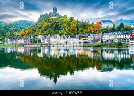 Cochem, Deutschland. Farbiger Sonnenuntergang mit romantischem Moseltal, Rheinland-Pfalz in roten Herbstfarben. Stockfoto