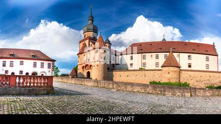 Würzburg, Deutschland. Panoramablick auf das Scherenbergtor, Marienberger Altstadt, touristische Attraktion in Bayern. Stockfoto