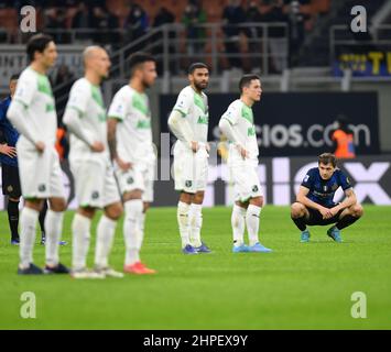 Mailand, Italien. 20th. Februar 2022. Nicolo Barella (1st R) von Inter Mailand reagiert während eines Fußballspiels der Serie A zwischen Inter Mailand und Sassuolo in Mailand, Italien, am 20. Februar 2022. Quelle: Daniele Mascolo/Xinhua/Alamy Live News Stockfoto