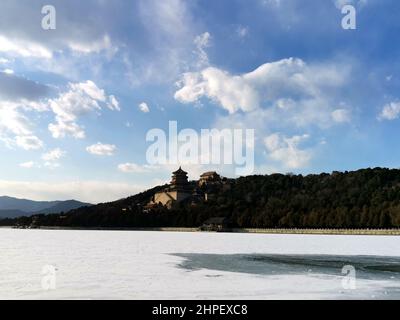 Peking, Peking, China. 21st. Februar 2022. Am 20. Februar 2022 begrüßt Peking das hochwertige Wetter, „Beijing Blue“ geht weiter, die Straßen und der Sommerpalast sind blauer Himmel, weiße Wolken flattern, und es ist wunderschön. Die Olympischen Winterspiele in Peking schlossen am selben Tag. (Bild: © SIPA Asia via ZUMA Press Wire) Stockfoto